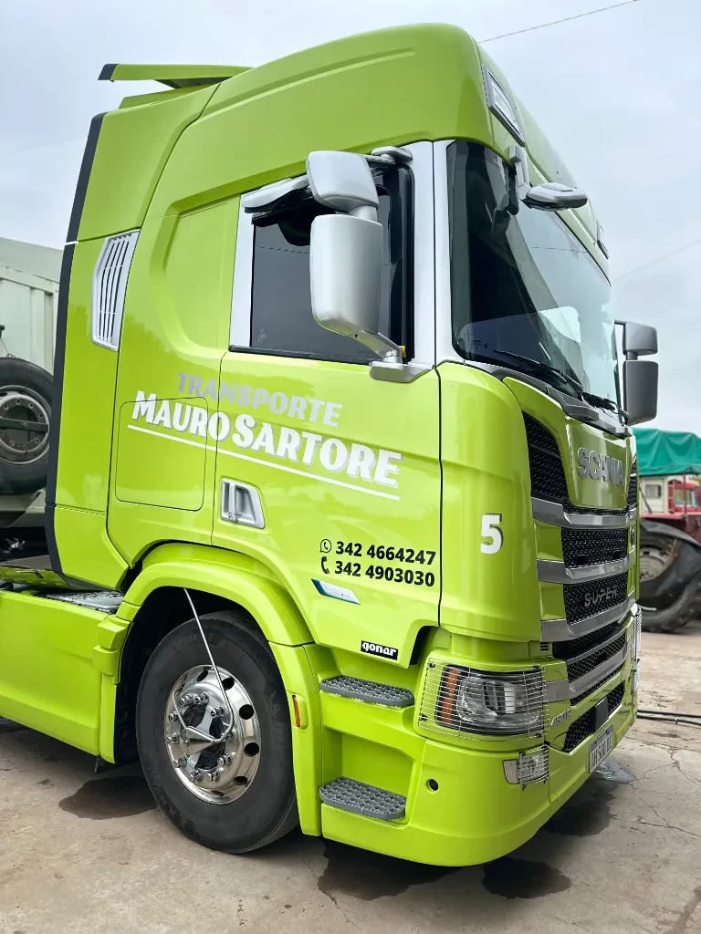 Tractor Scania Super de Transporte Mauro Sartore para carga pesada