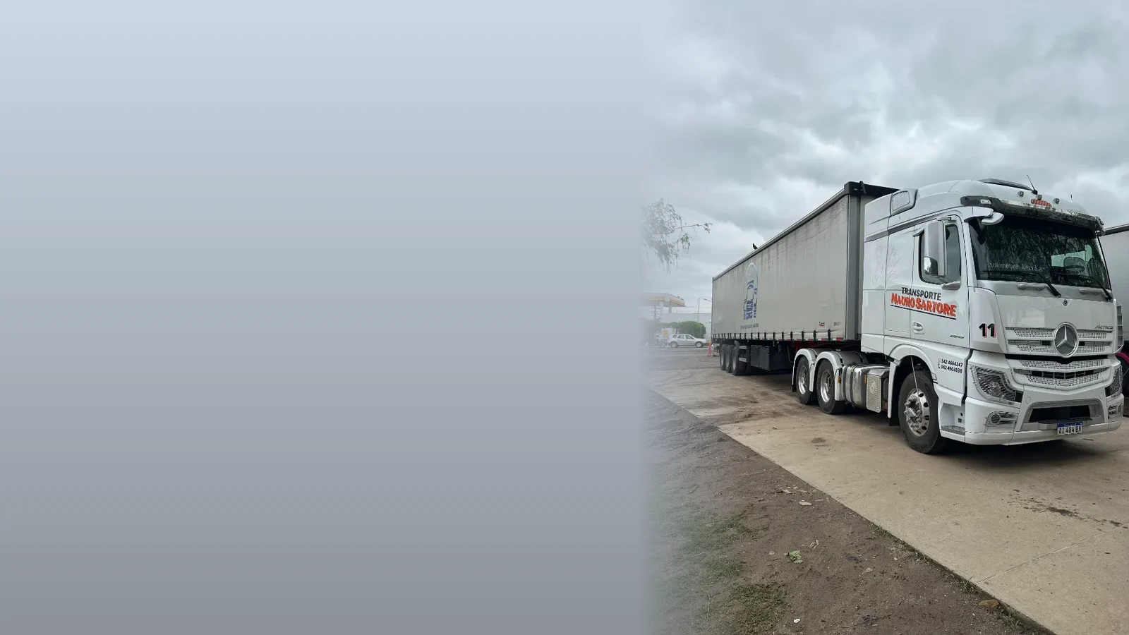 Camión de carga pesada con semirremolque de Transporte Mauro Sartore